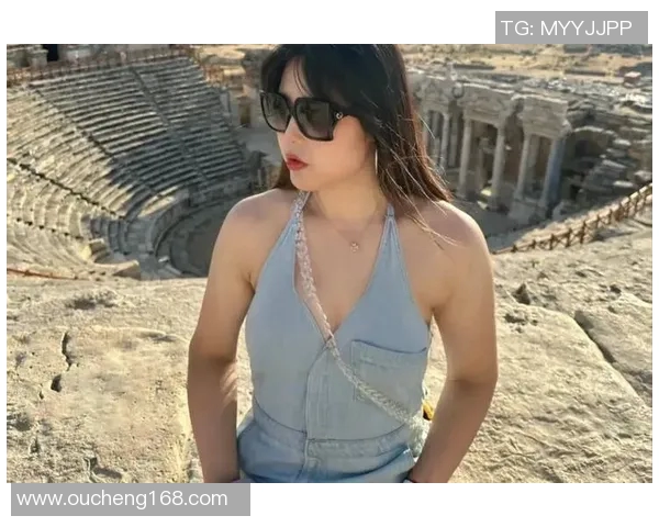 足球球星妻子身材火辣曝光，完美曲线引发热议引领时尚潮流